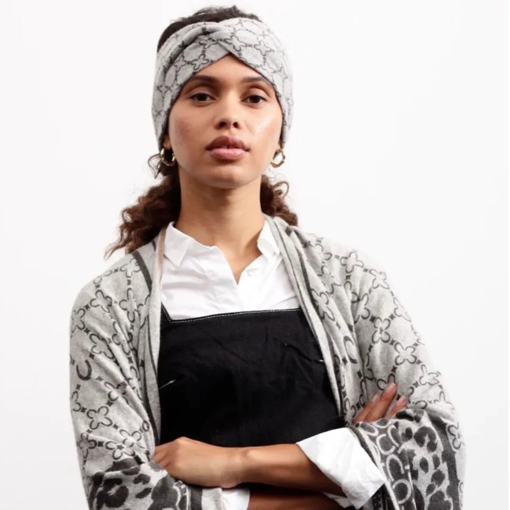 Codello Stirnband mit Logo-Muster Farbe Grau