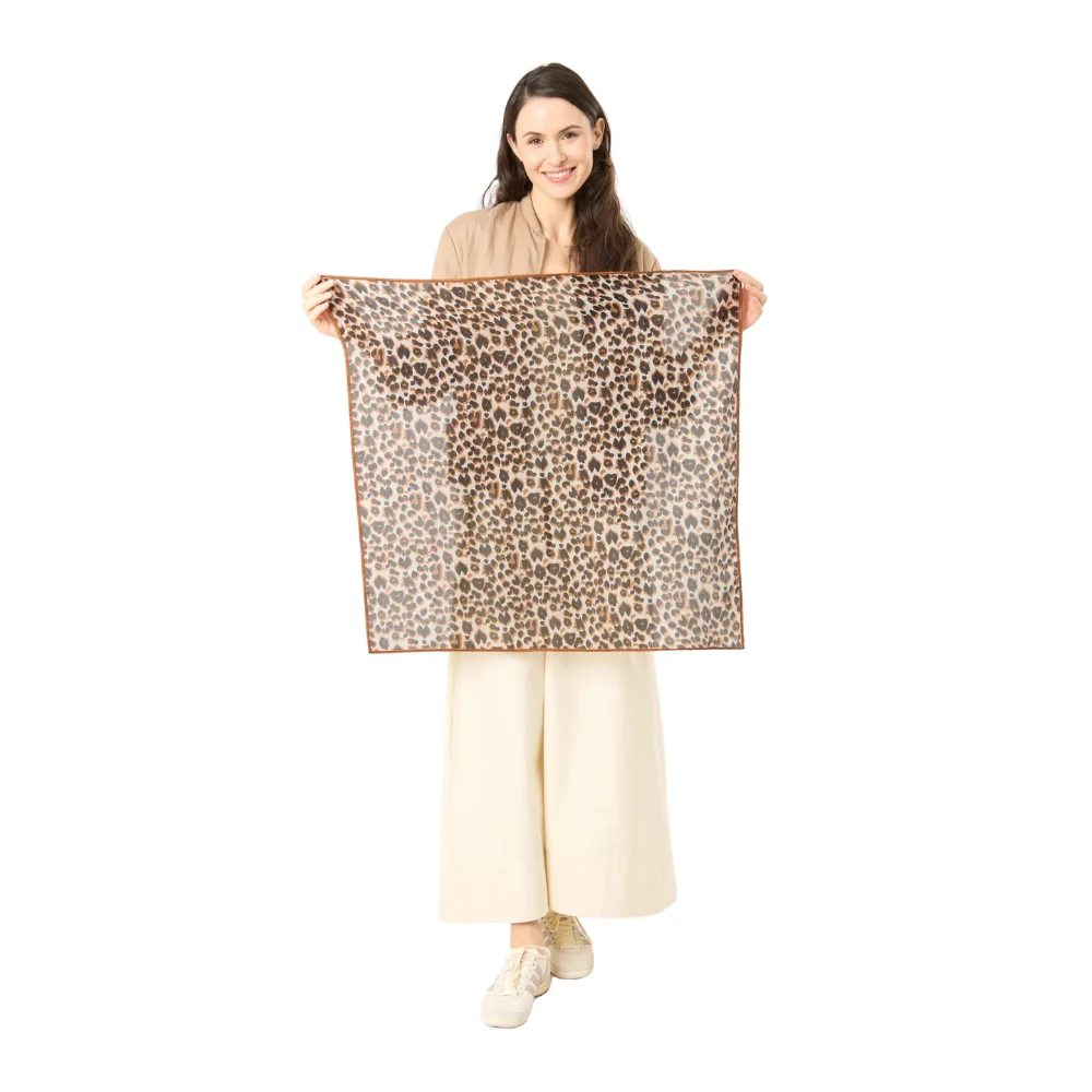 Codello Damen Seidentuch Leo-Muster – Elegantes Seidentuch in Beige & Braun – Bild 2
