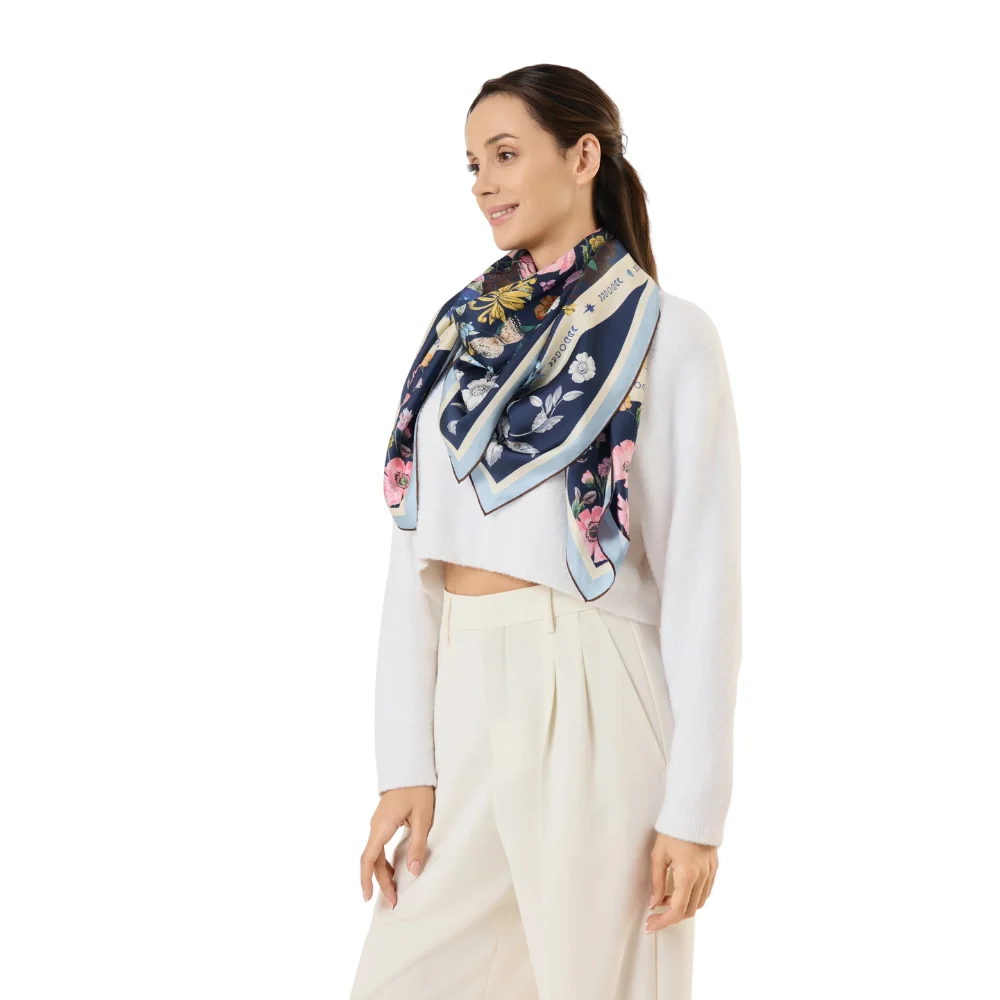 Codello Damen Seidentuch mit Blumen- und Universummotiven